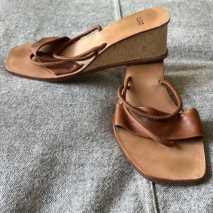 LOQ tan summer wedge